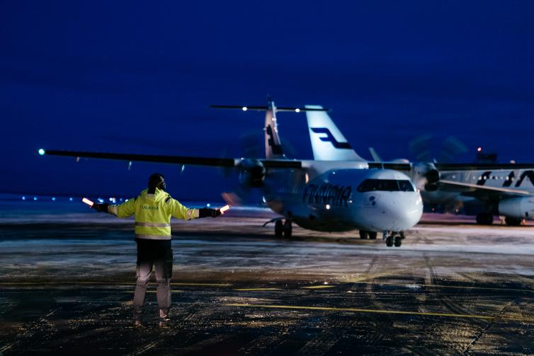Finnairin ensilento Tromssasta saapuu Rovaniemen lentoasemalle. Kuvassa ATR-lentokone ja Finavian henkilöstöä.
