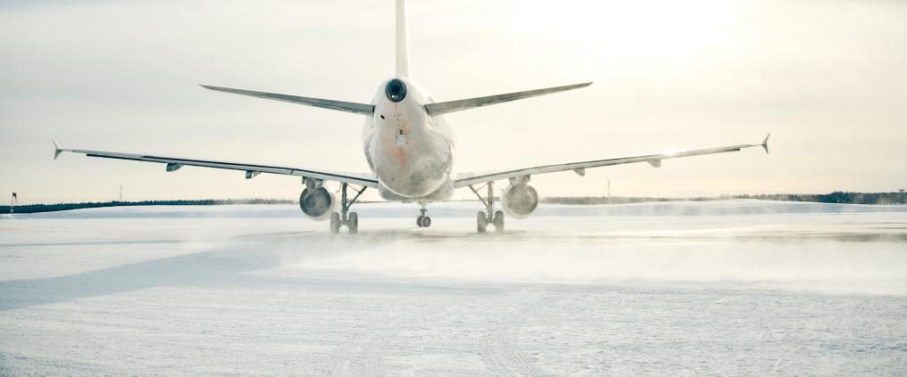 Lentokone lumisessa maisemassa