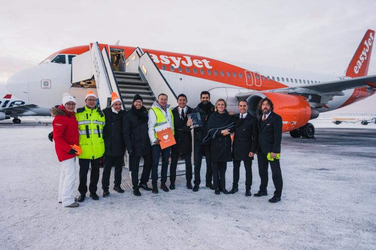 Finavian, Easyjetin ja Visit Rovaniemen edustajat lentokoneen edessä