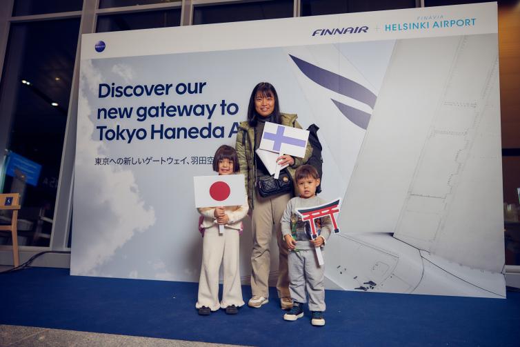 Matkustajia lähdössä Finnairin ensilennolle Tokion Hanedaan