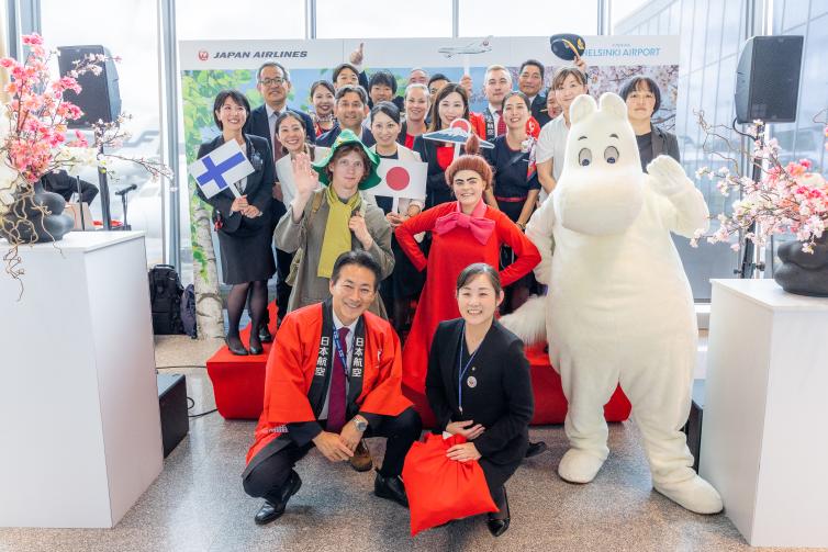 Japan Airlinesin 10-vuotisjuhlan tunnelmia
