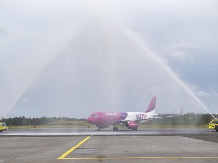 Wizz Airin lentokone saa vesitervehdyksen. 