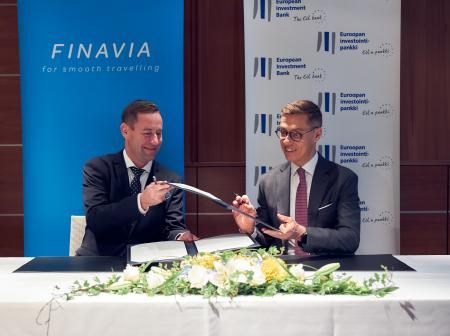 Finavian toimitusjohtaja Kimmo Mäki ja Euroopan investointipankin varapääjohtaja Alexander Stubb allekirjoittavat rahoitussopimuksen