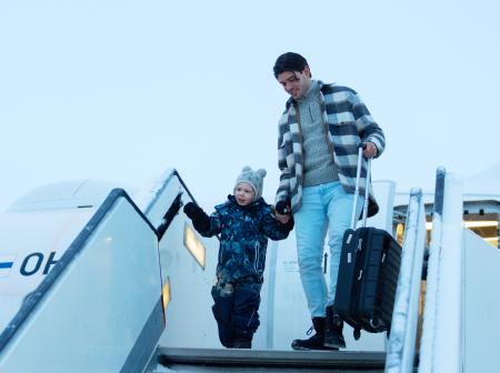 Lapsi ja isä lentokoneen edessä