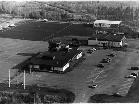Mustavalkoinen ilmakuva Savonlinnan lentoasemasta vuonna 1980.
