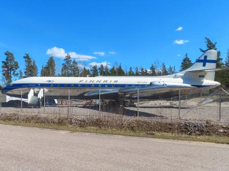 Kunnostettu Caravelle-kone Turun lentoaseman pihalla.