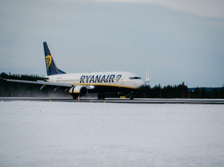 Ryanairin lento laskeutumassa Rovaniemen lentoaesemalle