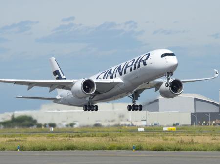 Finnair Airbus A350 lähtemässä lentoon kirkaalla säällä.