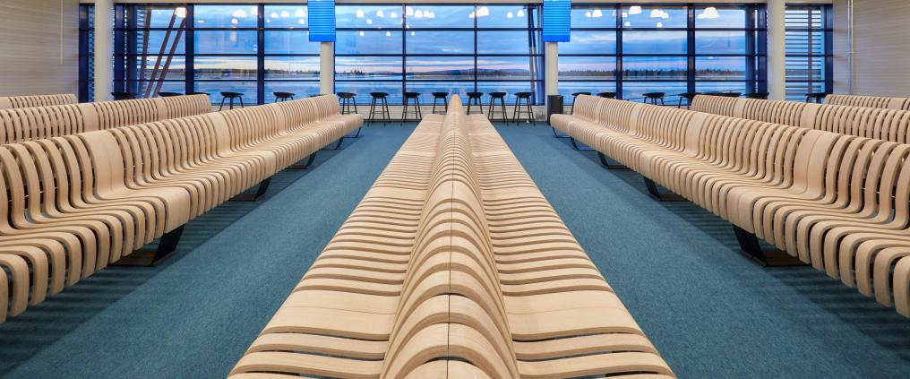 Kittilän lentokentän moderni puinen istuinalue.