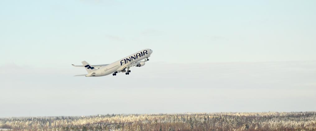 Finnairin lentokone nousee ilmaan Helsinki-Vantaan lentoasemalta