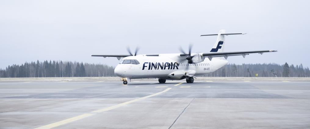 Kuvassa Finnairin ATR-lentokone kiitotiellä