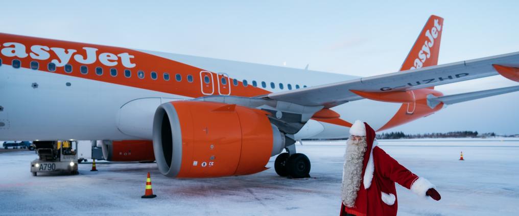 Joulupukki toivottaa Easyjetin ensilennon tervetulleeksi Rovaniemen lentoasemalla