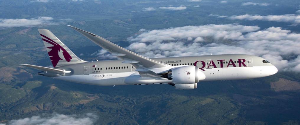 Qatar airways lentokone lennossa.