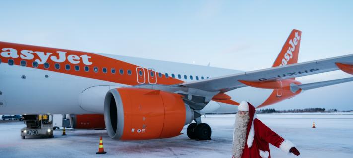 Joulupukki toivottaa Easyjetin ensilennon tervetulleeksi Rovaniemen lentoasemalla