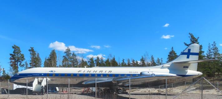 Kunnostettu Caravelle-kone Turun lentoaseman pihalla.